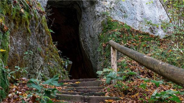 Höhlen sollten im Herbst und Winter nicht betreten werden, um Fledermäuse nicht zu stören. (Archivbild)