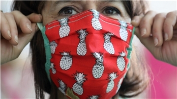 Hörgeschädigte leiden besonders unter der Maskenpflicht. Der Mundschutz macht Lippenlesen unmöglich und verzerrt die Stimme.