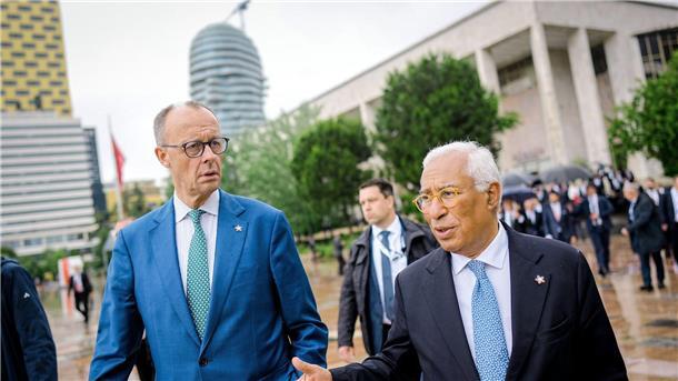 EU begleitet Ukraine-Verhandlungsstart mit Sanktionsdrohung Hoffen auf enge Abstimmung mit den USA: Bundeskanzler Friedrich Merz (l) und EU-Ratspräsident António Costa.