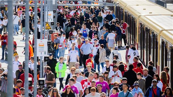 Alarmstufe rot: Deutscher Nah- und Fernverkehr bremst die EM aus Hoffen und Bangen, um bei dieser EM von Hamburg nach Dortmund, von Frankfurt nach Berlin oder von München nach Düsseldorf zu kommen. Die Bahn hat halt ihre Tücken.