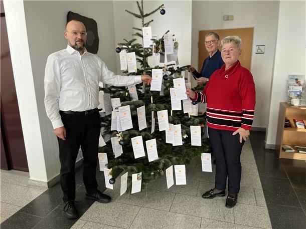 Hoffen wieder auf großen Zuspruch: Pastor Dirk Glanert (von links), Johann Haack vom Kirchenvorstand und Karola Kullmann, Organisationsleiterin der Tafel in Bad Bederkesa.