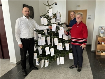 Hoffen wieder auf großen Zuspruch: Pastor Dirk Glanert (von links), Johann Haack vom Kirchenvorstand und Karola Kullmann, Organisationsleiterin der Tafel in Bad Bederkesa.