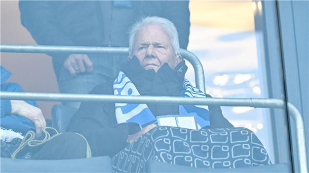 Hoffenheims Mäzen Dietmar Hopp muss sich Fanproteste gegen seinen Freund Roger Wittmann ansehen.