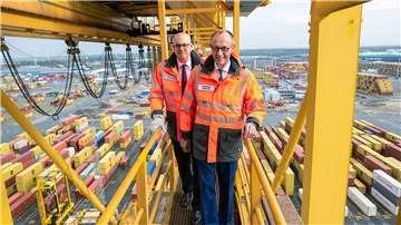 Hoffentlich schwindelfrei: Bundeskanzler Friedrich Merz und Bremens Bürgermeister Andreas Bovenschulte (SPD) stehen auf einer Containerbrücke im Überseehafen in Bremerhaven.