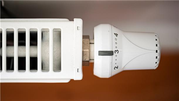 Günstiger und auch noch wärmer: Tipps für sparsames Heizen Ein Heizkörper steht in einer Wohnung.