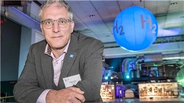 Holger Kreetz ist im Vorstand des Energiekonzerns Uniper für den Umbau des Unternehmens zuständig. Hier steht er in der Turbinenhalle des stillgelegten Kohlekraftwerks in Wilhelmshaven.