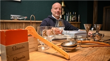 Holger-Philipp Bergt zeigt seine historische Karstadt-Sammlung.