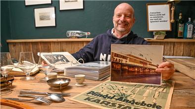 Holger-Philipp Bergt zeigt seine historische Karstadt-Sammlung.