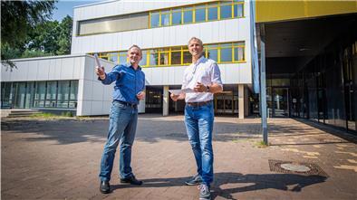 Holger Schneeberg, Technischer Betriebsleiter bei Seestadt-Immobilien (rechts) und Architekt Nico Dohm vor der neuen Energiespar-Fassade der Berufsschule für Technik am Schulzentrum Carl von Ossietzky.
