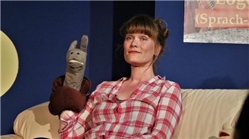 Honey (Annika Stöver) diskutiert mit ihrer Mutter, die zur Schnecke geworden ist. „Honey: Eine Frau wie eine Naturgewalt“ heißt das neue Stück im Piccolo Teatro.