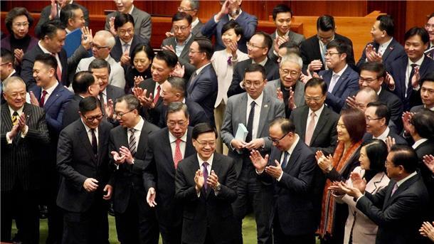 Hongkongs Legislativrat hat das umstrittene Sicherheitsgesetz für die chinesische Sonderverwaltungsregion einstimmig verabschiedet.