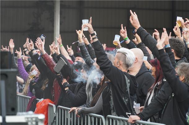 Horns Up im Regen für Lacrimas Profundere.
