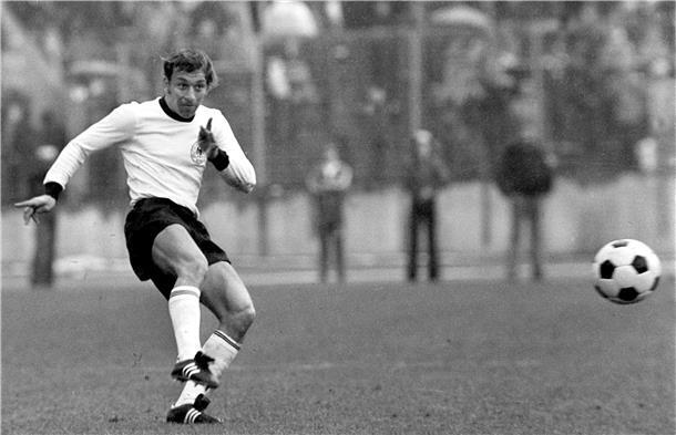 Erinnerungsstücke aus der Karriere von Horst-Dieter Höttges werden versteigert Horst-Dieter Höttges beim Schuss