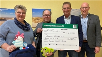 Frauke Renken (von links) und Pfarrer Ingmar Hammann freuen sich über die Spende des Lions Club Brake, die Rainer Penning und Eike Bohlmann überreichten.