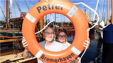 Hotels haben gut zu tun, die Urlauber kommen trotz Ausfall der Sail: Klaus und Manuela Kiewitter aus Gelsenkirchen sind am Neuen Hafen unterwegs.