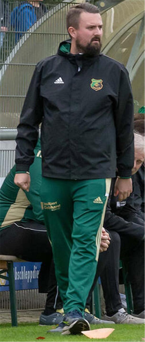 Für den Heeslinger SC wäre mehr als Platz sechs möglich gewesen HSC-Coach Malte Bösch ist an der Seitenlinie stets mit viel Engagement bei der Sache.