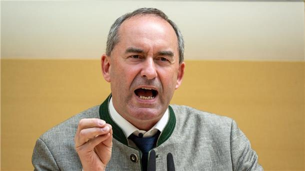 Wirtschaftsminister in Bayern - Industriestrompreis im Fokus Hubert Aiwanger (Freie Wähler), Bayerns Staatsminister für Wirtschaft, Landentwicklung und Energie hat zur Wirtschaftsministerkonferenz geladen.