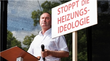 Hubert Aiwanger, Wirtschaftsminister und Landesvorsitzender der Freien Wähler in Bayern, spricht bei einer Demonstration gegen die Klima-Politik der Ampelregierung.