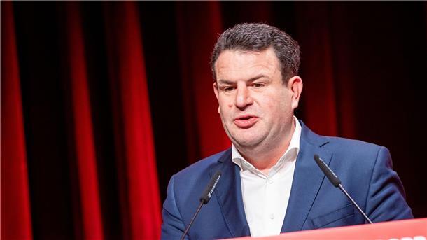 Arbeitsminister: Gesetz für Tarifbindung noch in diesem Jahr Hubertus Heil (SPD), Bundesminister für Arbeit und Soziales, spricht beim Bundeskongress der Jungsozialisten (Jusos).