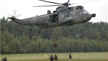 Hubschrauber sind seit jeher in die Ausbildung der Fallschirmjäger-Truppe in Seedorf involviert.  