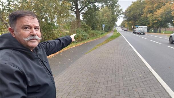 Anschlussstelle Debstedt: Erhöhte Unfallgefahr auf der L120 Ein Mann mit einem langen Schnurrbart zeigt mit der Hand auf eine Landstraße.