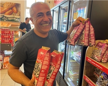 Mann kauft in Supermarkt ein