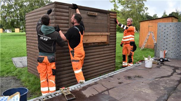 Hütte für Hütte wird aufgebaut im Kurpark von Bad Bederkesa. Die Männer vom städtischen Bauhof sind am Freitag ordentlich im Stress.