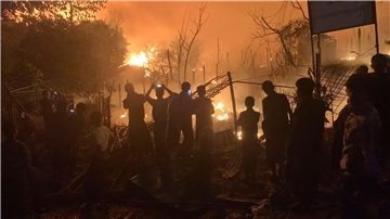 Hütten aus Bambus und Planen: In den Rohingya-Lagern brechen immer wieder Feuer aus.