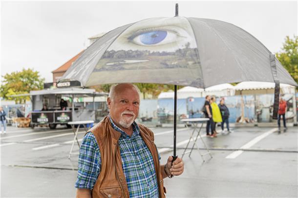 Ein Mann mit Regenschirm. 