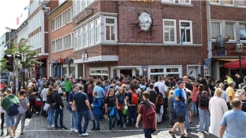 Hunderte Fans warteten vor dem Otto-Huus in Emden auf den Komiker.