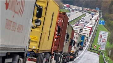 Hunderte LKW stehen auf der A8: Für Busse und Lastwagen in der EU gelten künftig strengere CO2-Vorgaben.