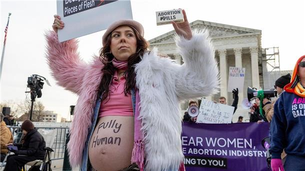 Hunderte Menschen demonstrieren vor dem Supreme Court in Washington. Dort beginnt heute eine Anhörung zur weiteren Zulassung einer Abtreibungspille.