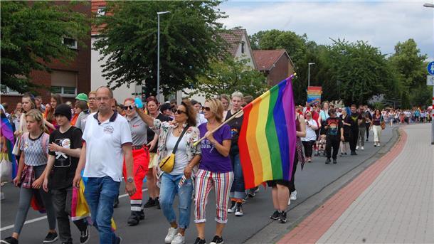 Hunderte nahmen im vergangenen Jahr am ersten Umzug zum Christopher Street Day in Nordenham teil.