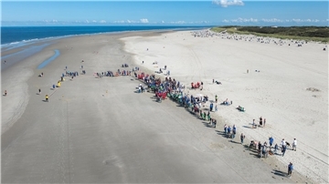 Hunderte Ostfriesen haben sich am Badestrand von Spiekeroog im Klootschießen gemessen - eigentlich wird bei dem Friesensport sonst auf Feldern oder Wegen mit Holzkugeln geworfen. 