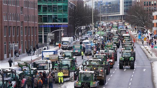 Bauernproteste: Heute Morgen wird der Hafen in Bremerhaven blockiert Hunderte Trecker schleichen durch Hamburg.