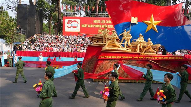 Vietnam feiert 50 Jahre Kriegsende - riesige Militärparade Hunderttausende feierten in Ho-Chi-Minh-Stadt.