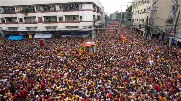 Philippinische Katholiken feiern Mega-Prozession Hunderttausende Gläubige sind in den Straßen von Manila unterwegs.