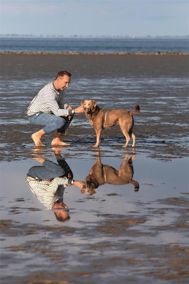 Hundeprofi Jochen Bendel: So hilft er den härtesten Hunden Eine Abkühlung holen sich Jochen Bendel und Labrador Khaleesi am liebsten direkt vor der Tür: in Cuxhaven-Döse.