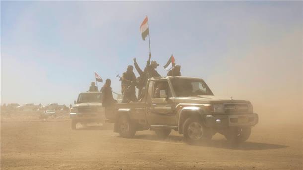 Erneut US-Angriff gegen Huthi-Miliz im Jemen Huthi-Kämpfer veranstalten eine Kundgebung gegen die Angriffe der USA und Großbritanniens auf von den Huthis betriebene militärische Einrichtungen.