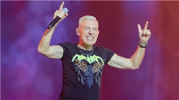 Diese Acts stehen schon für das Deichbrand-Festival 2026 fest Ein Sänger mit kurzen, blondierten Haaren steht auf der Bühne und hält ein Mikrofon in der Hand. H.P. Baxxter von der Band Scooter.