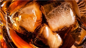 Eis in einem Glas, in dem ein Drink ist