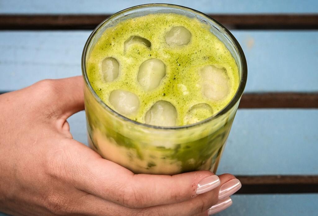 Iced Latte und Co: Stirbt Omas Eiskaffee aus? Iced Matcha Latte ist inzwischen für viele eine Alternative zu Eiskaffee (welcher Art auch immer).