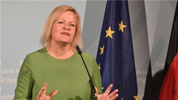 Faeser strikt gegen Abschaffung des individuellen Asylrechts „Ich bin strikt dagegen, das individuelle Asylrecht abzuschaffen“, sagt Innenministerin Nancy Faeser.