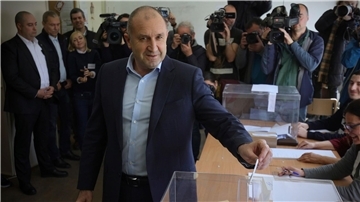 „Ich erwarte, dass der Verstand und die Prinzipien in der bulgarischen Politik überwiegen“: Präsident Rumen Radew bei der Stimmabgabe in Sofia.