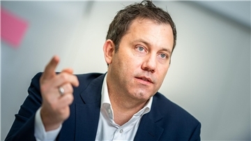 „Ich glaube, Markus Söder will vor allem auch in den Schlagzeilen sein, weil er sich ein bisschen langweilt dort in Bayern und Friedrich Merz die große Bühne nicht alleine gönnt“, sagt Lars Klingbeil.