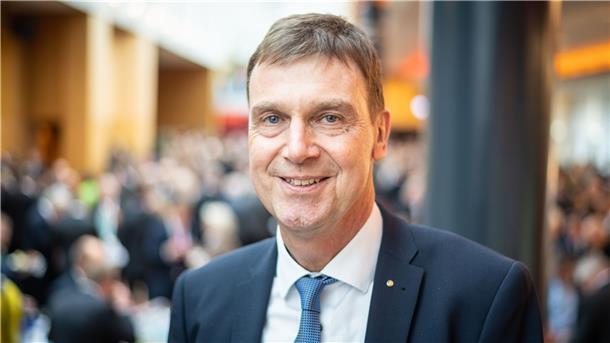 „Ich halte das für gut, mit gut verständlichen Darstellungsformen zu arbeiten.“ Landrat Kai-Uwe Bielefeld (aprteilos) ist von der Ampel überzeugt.