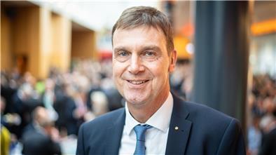 „Ich halte das für gut, mit gut verständlichen Darstellungsformen zu arbeiten.“ Landrat Kai-Uwe Bielefeld (aprteilos) ist von der Ampel überzeugt.