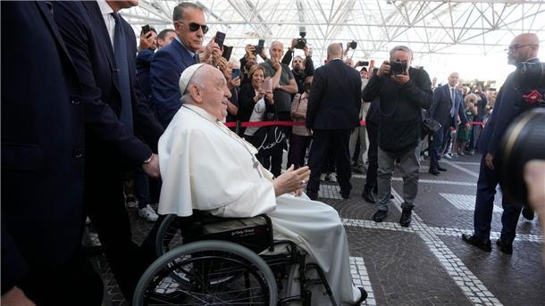Papst Franziskus verlässt Klinik: „Ich lebe noch“ „Ich lebe noch“, sagt Papst Franziskus vor dem Klinikeingang.