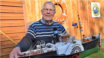 „Ich platze fast vor Stolz“, sagt Elmar Hüttenmeister, den viele in der Region als früheren Kapitän des Ausflugsschiffs „Wega II“ kennen. Bei einem Leserwettbewerb der Fachzeitschrift Modellwerft hat er mit seinem Dampfer „Strongbow“ in der Kategorie Eigenbauten den ersten Platz gemacht.