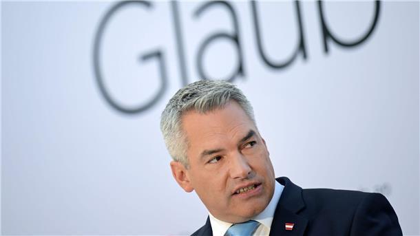 Debatte über Armut nach Nehammer-Aussagen zu Hamburgern „Ich stehe dazu, dass sich Leistung lohnen muss, und ich stehe dazu, dass Eltern eine Fürsorgepflicht für ihre Kinder haben“, sagt Österreichs Bundeskanzler Karl Nehammer.